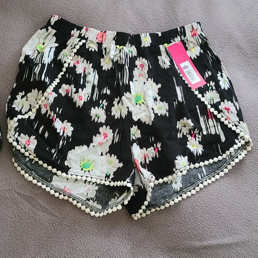 Shorts - Picture 2 of 4